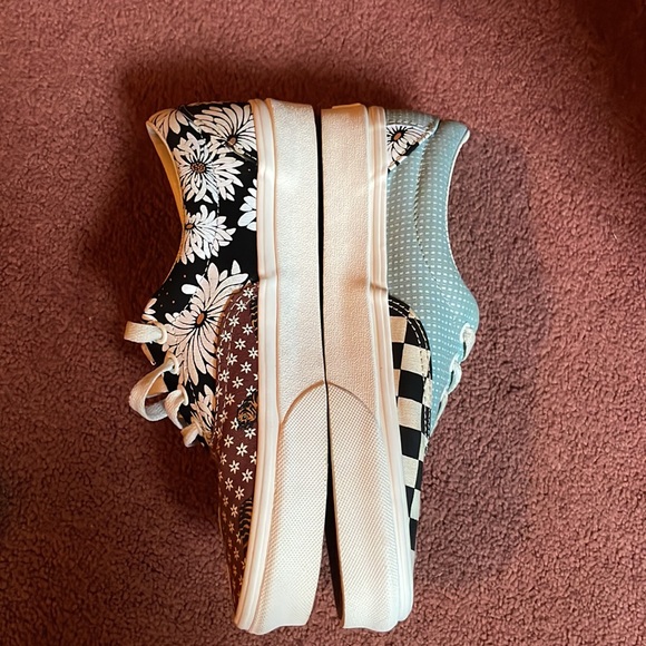 NWT vans size 5 with tiger pattern - Picture 2 of 5